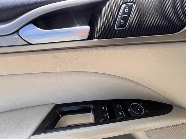 Photo of 2016 Oxford White Ford Fusion Hybrid