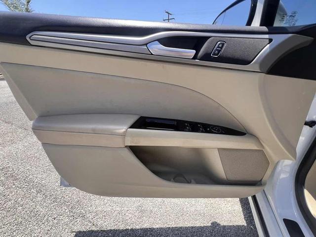 Photo of 2016 Oxford White Ford Fusion Hybrid