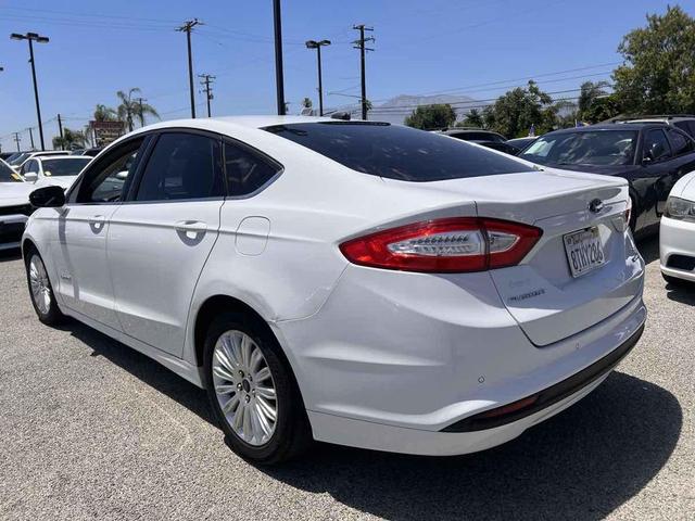 Photo of 2016 Oxford White Ford Fusion Hybrid