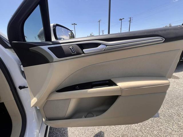 Photo of 2016 Oxford White Ford Fusion Hybrid
