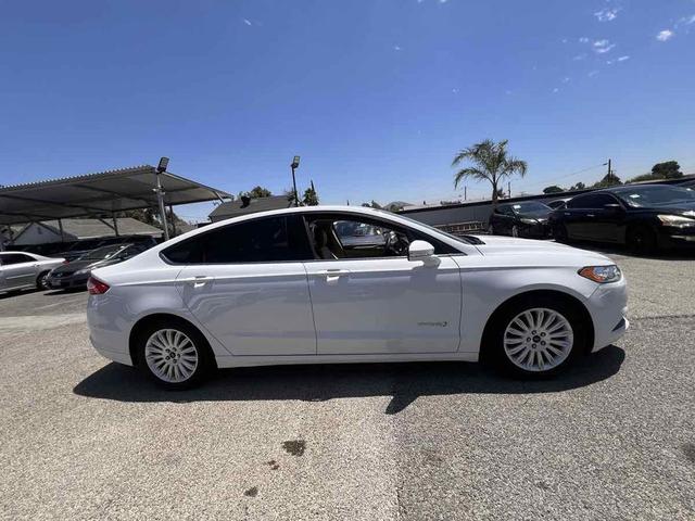 Photo of 2016 Oxford White Ford Fusion Hybrid