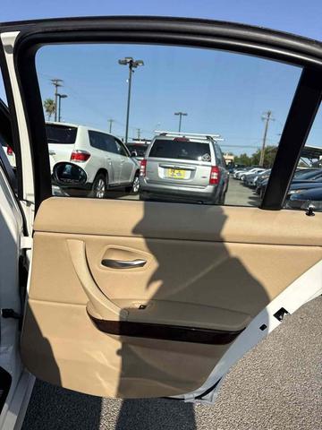 Photo of 2006 Alpine White BMW 325