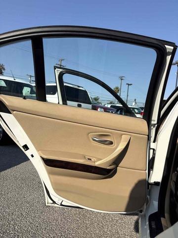 Photo of 2006 Alpine White BMW 325