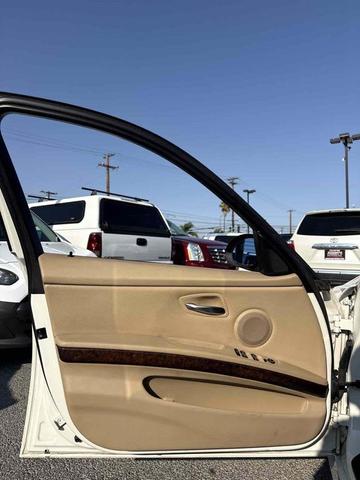 Photo of 2006 Alpine White BMW 325