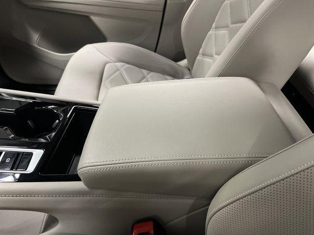 Photo of 2024 Pure White Volkswagen Atlas