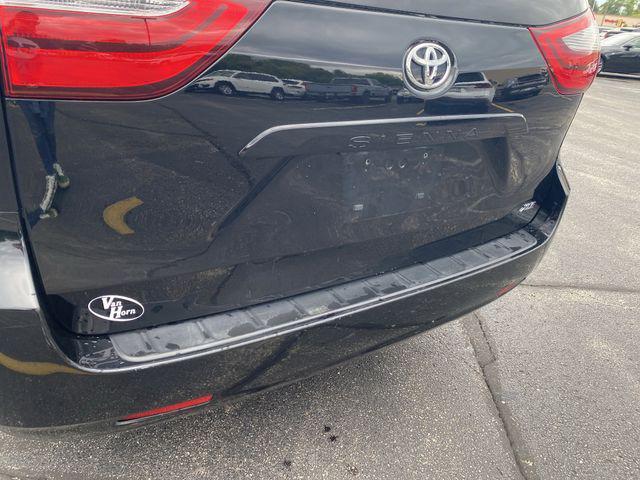 Photo of 2017 Midnight Black Metallic Toyota Sienna