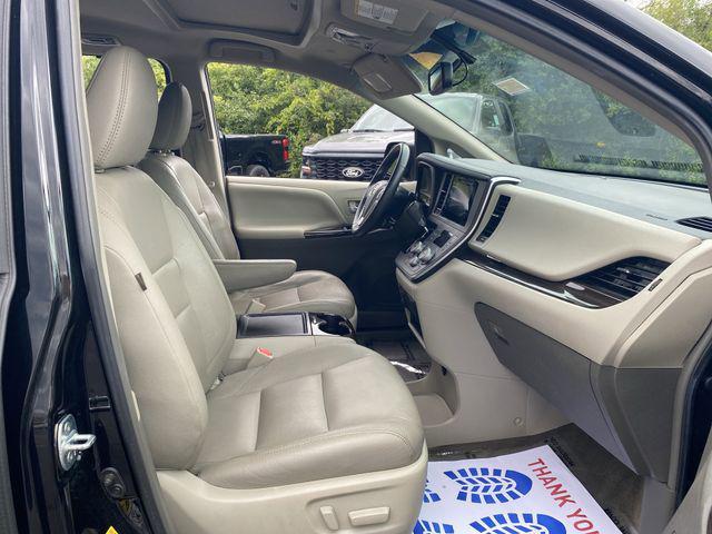 Photo of 2017 Midnight Black Metallic Toyota Sienna