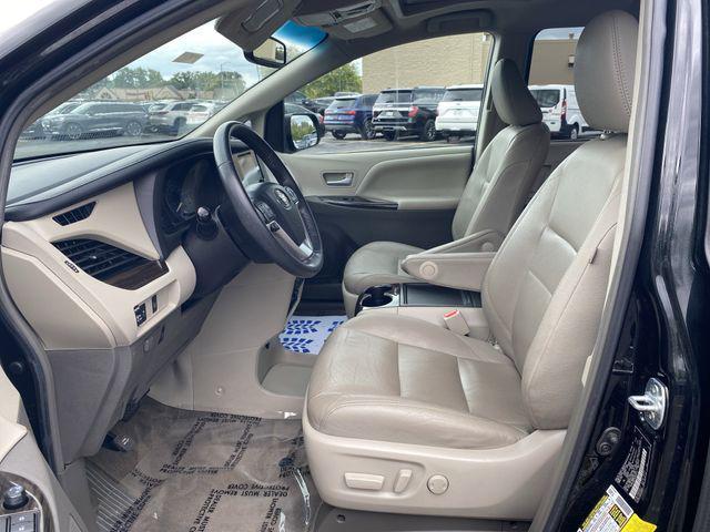 Photo of 2017 Midnight Black Metallic Toyota Sienna