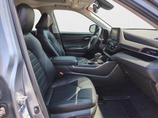 Photo of 2022 Moon Dust Toyota Highlander