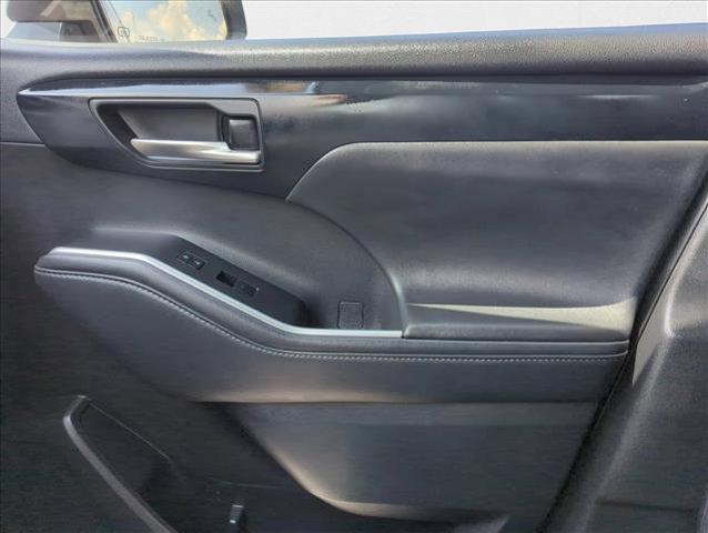 Photo of 2022 Moon Dust Toyota Highlander