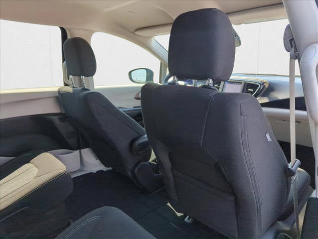 Photo of 2022 Brilliant Black Crystal Pearlcoat Chrysler Voyager