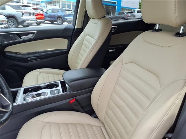 Photo of 2022 Agate Black Metallic Ford Edge