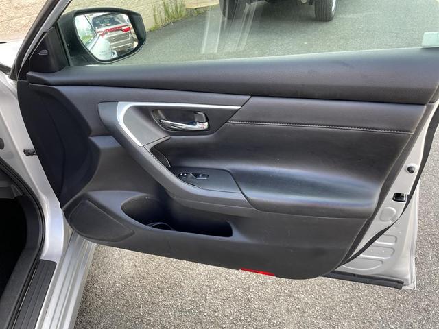 Photo of 2018 Brilliant Silver Nissan Altima