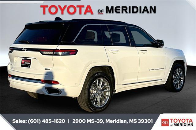 Photo of 2025 Bright White Clearcoat Jeep Grand Cherokee