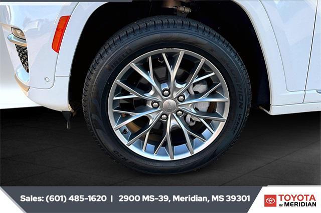 Photo of 2025 Bright White Clearcoat Jeep Grand Cherokee