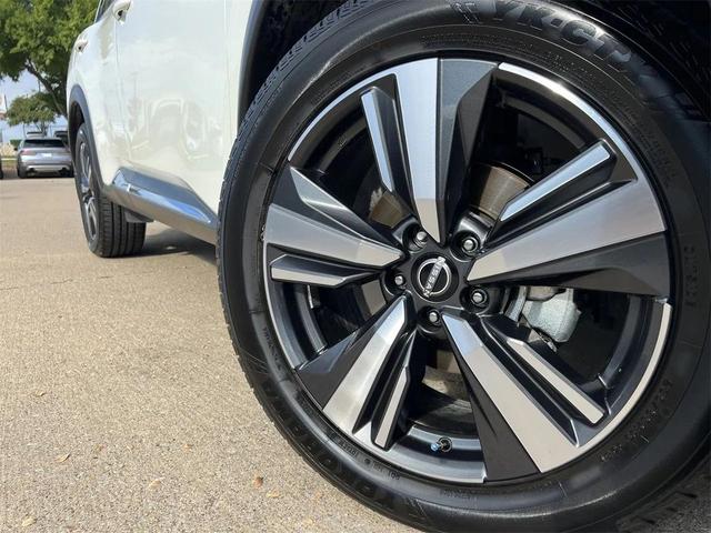 Photo of 2023 Pearl White Tricoat Nissan Rogue