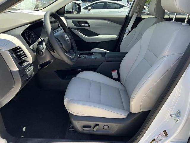 Photo of 2026 Everest White Pearl Tricoat Nissan Rogue