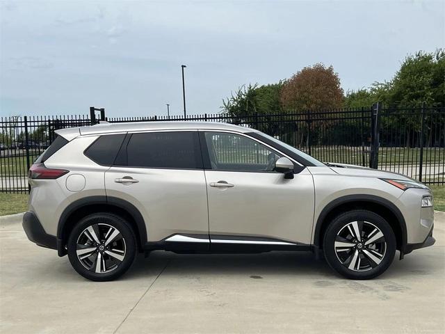 Photo of 2021 Champagne Silver Metallic Nissan Rogue