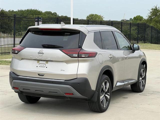 Photo of 2021 Champagne Silver Metallic Nissan Rogue