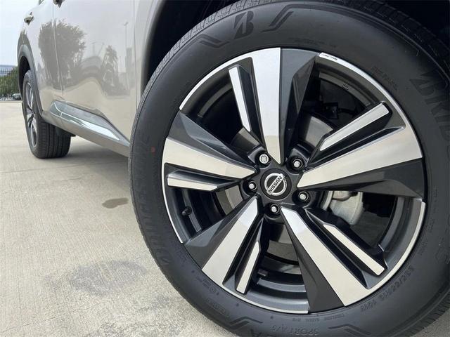 Photo of 2021 Champagne Silver Metallic Nissan Rogue