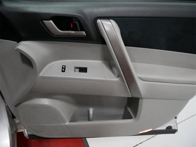 Photo of 2009 Classic Silver Toyota Highlander