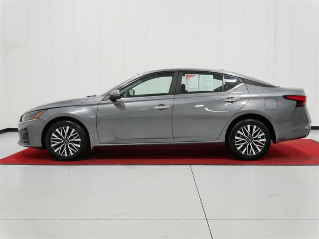 Photo of 2023 Gun Metallic Nissan Altima