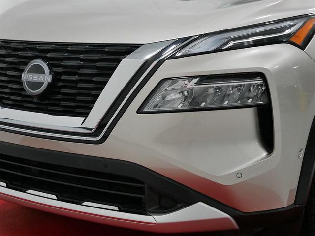 Photo of 2023 Champagne Silver Metallic Nissan Rogue
