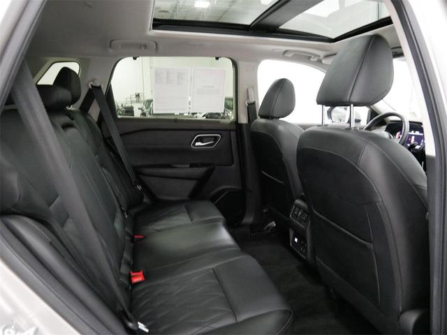 Photo of 2023 Champagne Silver Metallic Nissan Rogue