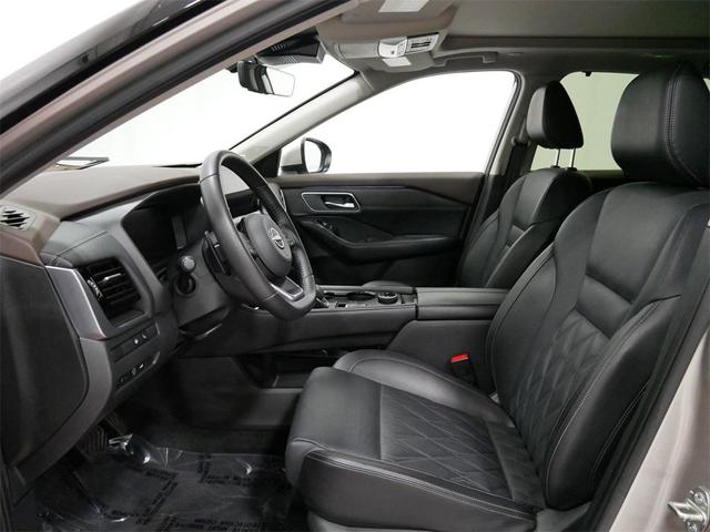 Photo of 2023 Champagne Silver Metallic Nissan Rogue