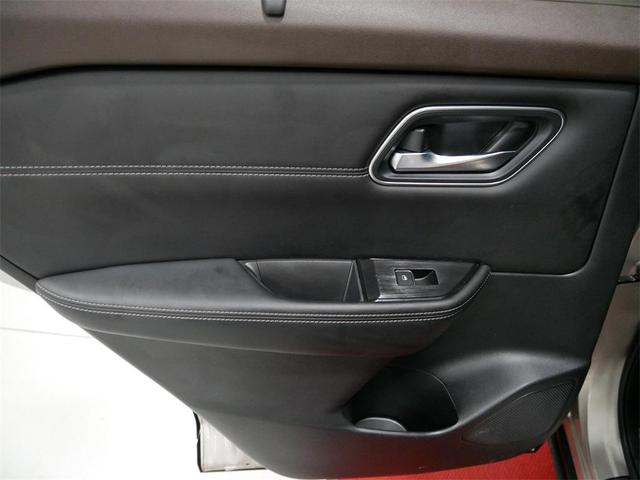 Photo of 2023 Champagne Silver Metallic Nissan Rogue