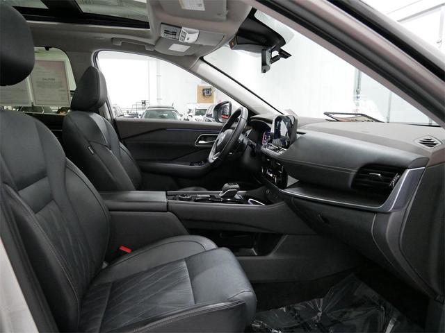 Photo of 2023 Champagne Silver Metallic Nissan Rogue