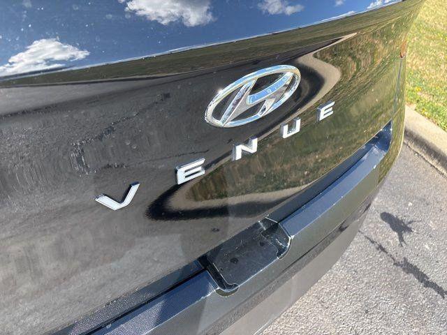 Photo of 2024 Onyx Black Hyundai VENUE