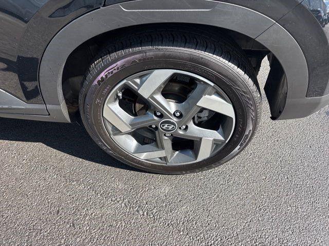 Photo of 2024 Onyx Black Hyundai VENUE