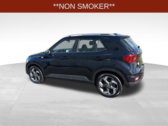 Photo of 2024 Onyx Black Hyundai VENUE