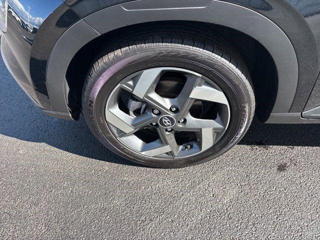 Photo of 2024 Onyx Black Hyundai VENUE