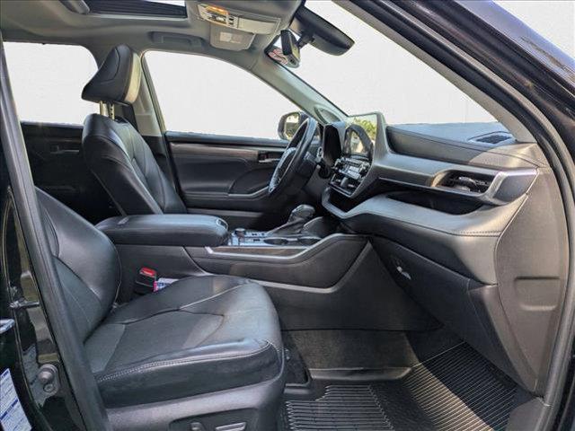 Photo of 2022 Opulent Amber Toyota Highlander