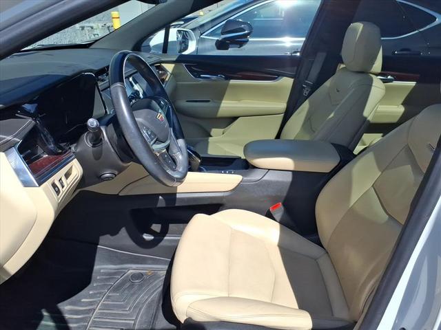 Photo of 2018 Crystal White Tricoat Cadillac XT5