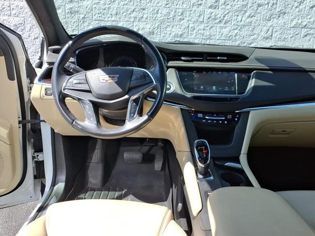 Photo of 2018 Crystal White Tricoat Cadillac XT5