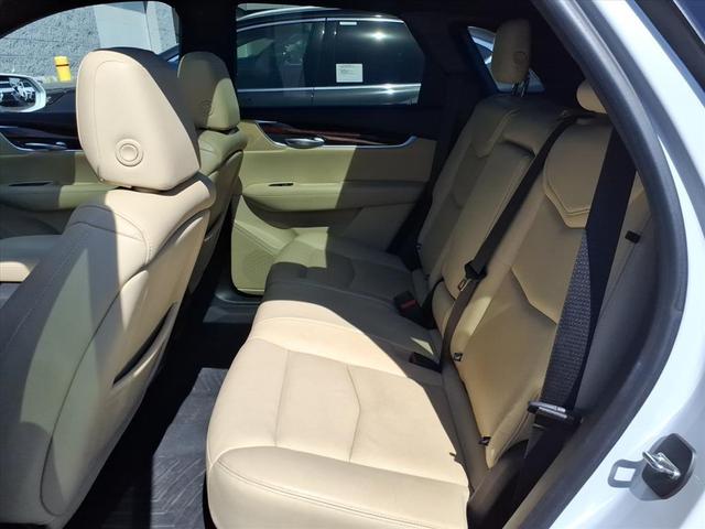 Photo of 2018 Crystal White Tricoat Cadillac XT5