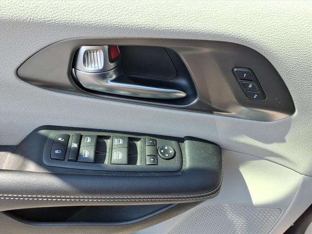 Photo of 2022 Fathom Blue Pearlcoat Chrysler Pacifica