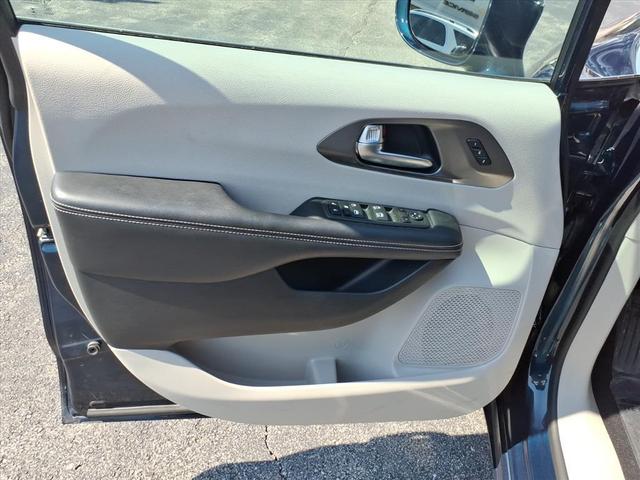 Photo of 2022 Fathom Blue Pearlcoat Chrysler Pacifica