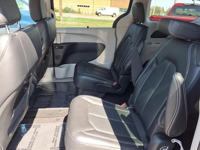 Photo of 2022 Fathom Blue Pearlcoat Chrysler Pacifica