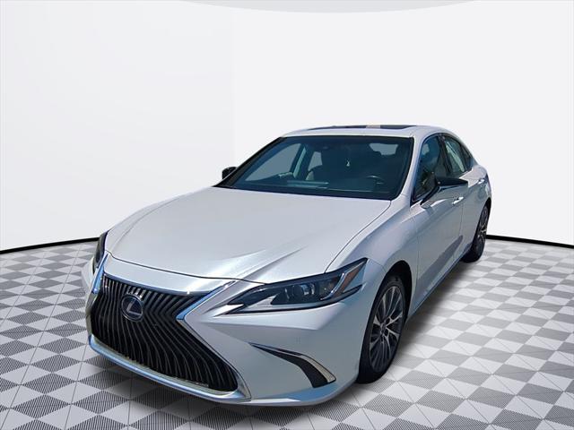 Photo of 2019 Eminent White Pearl Lexus ES 300h