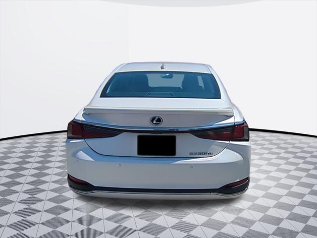 Photo of 2019 Eminent White Pearl Lexus ES 300h