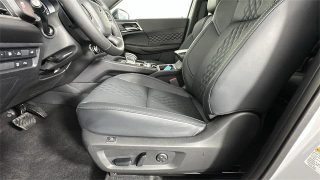 Photo of 2025 White Diamond Mitsubishi Outlander PHEV