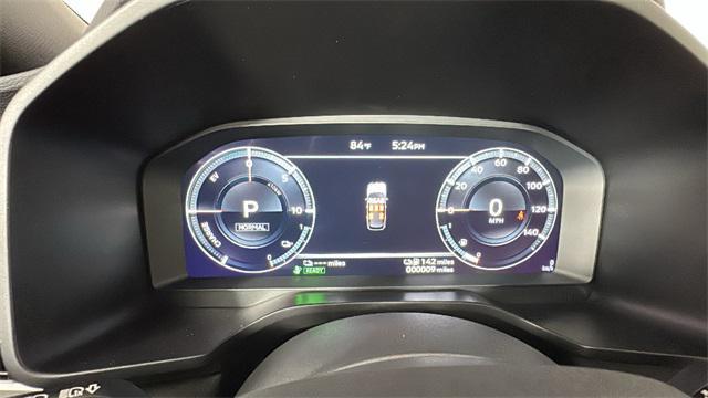 Photo of 2025 White Diamond Mitsubishi Outlander PHEV