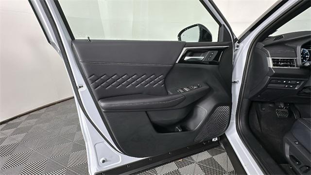 Photo of 2025 White Diamond Mitsubishi Outlander PHEV