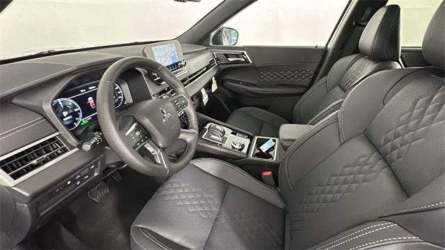 Photo of 2025 White Diamond Mitsubishi Outlander PHEV