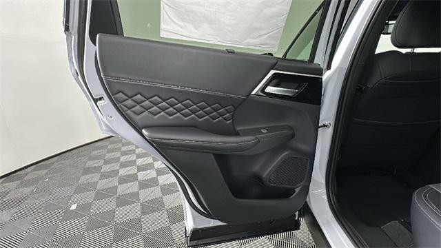 Photo of 2025 White Diamond Mitsubishi Outlander PHEV