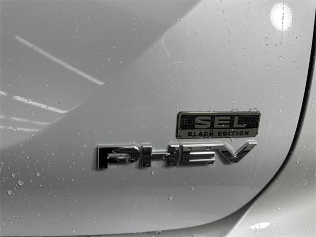 Photo of 2025 White Diamond Mitsubishi Outlander PHEV